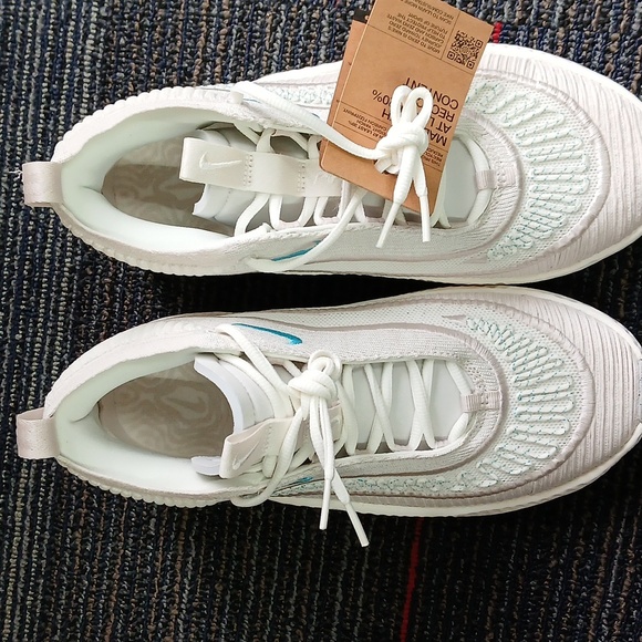 NEW Nike Cosmic Unity 3  White And Blue Basketball Shoe- Womens 8 | Mens 6 - Picture 8 of 8